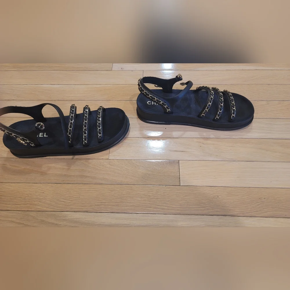Chanel Veau Black sandals with Gold hardware size 40 - Picture 4 of 9
